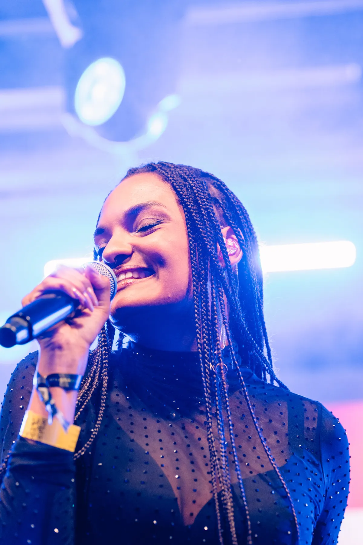 Deejay plus bei Festival, lebendige Musik und Gäste in einer bunten Atmosphäre.